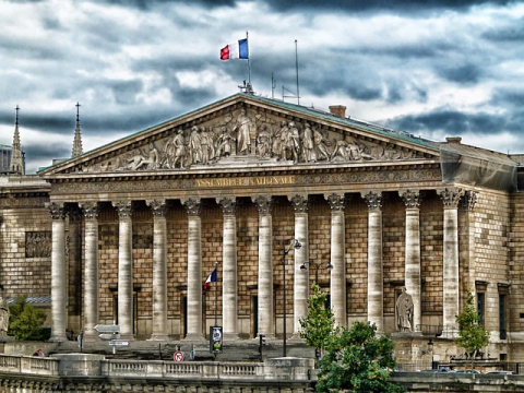 Loi « immigration » : discriminations, chasse aux droits sociaux et trappe à pauvreté !
